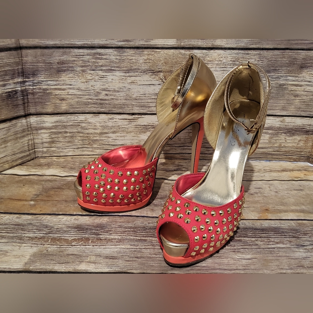 🎀  CORAL & GOLD STUDDED HEELS